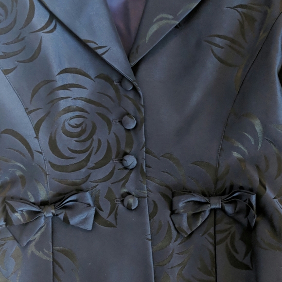 BARELY WORN LOOKS AND FEELS LIKE SILK SUIT. - Picture 5 of 6